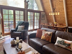 TV connectée, cheminée, lecteur de DVD, baby-foot