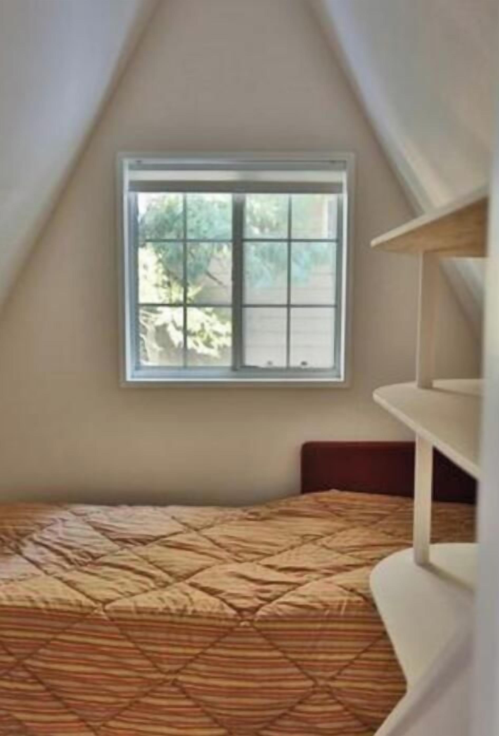Mini room upstairs can be a 6th bedroom, w/lots of building toys, cars, & books!