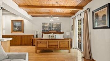 Smart TV, caminetto, lettore DVD, tavolo da calcetto