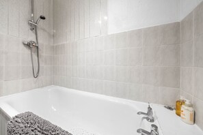 Standard Apartment | Bathroom | Combined shower/tub, free toiletries, hair dryer, towels - One Bedroom Apartment by Klass Living Serviced Accommodation Bellshill - Elmbank Street Apartment with WIFI  and Parking (Bellshill)