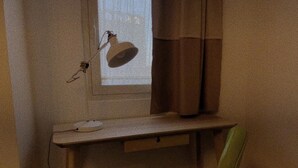 A room with a desk, a chair, and a window with curtains. - Torre Tresca 2 (Bari)