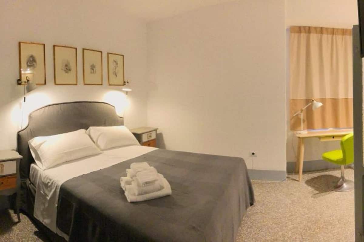 Tweepersoonskamer, in toren (On the 1st floor) | Een bureau, gratis wifi, individueel gedecoreerd