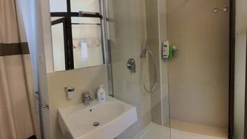 Double Room, Tower (On the 1st floor) | Bilik Mandi | Pancuran mandi, hulu semburan mandi hujan, bidet, tuala disediakan