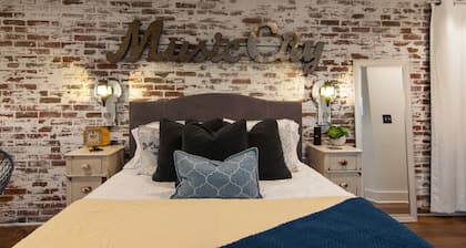 Private Music City Suite, Private Entry, minutes from downtown!