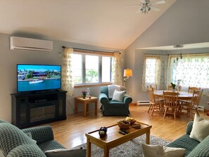 Smart-tv, een open haard, een dvd-speler en boeken