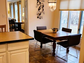 Dining - Village home in Suttons Bay. Walk to everything. Air, grill, WIFI (Suttons Bay)