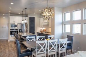 Dining - Elegant 4BR - 2 Kings & 4 Queens Near 18th Hole (St. George)