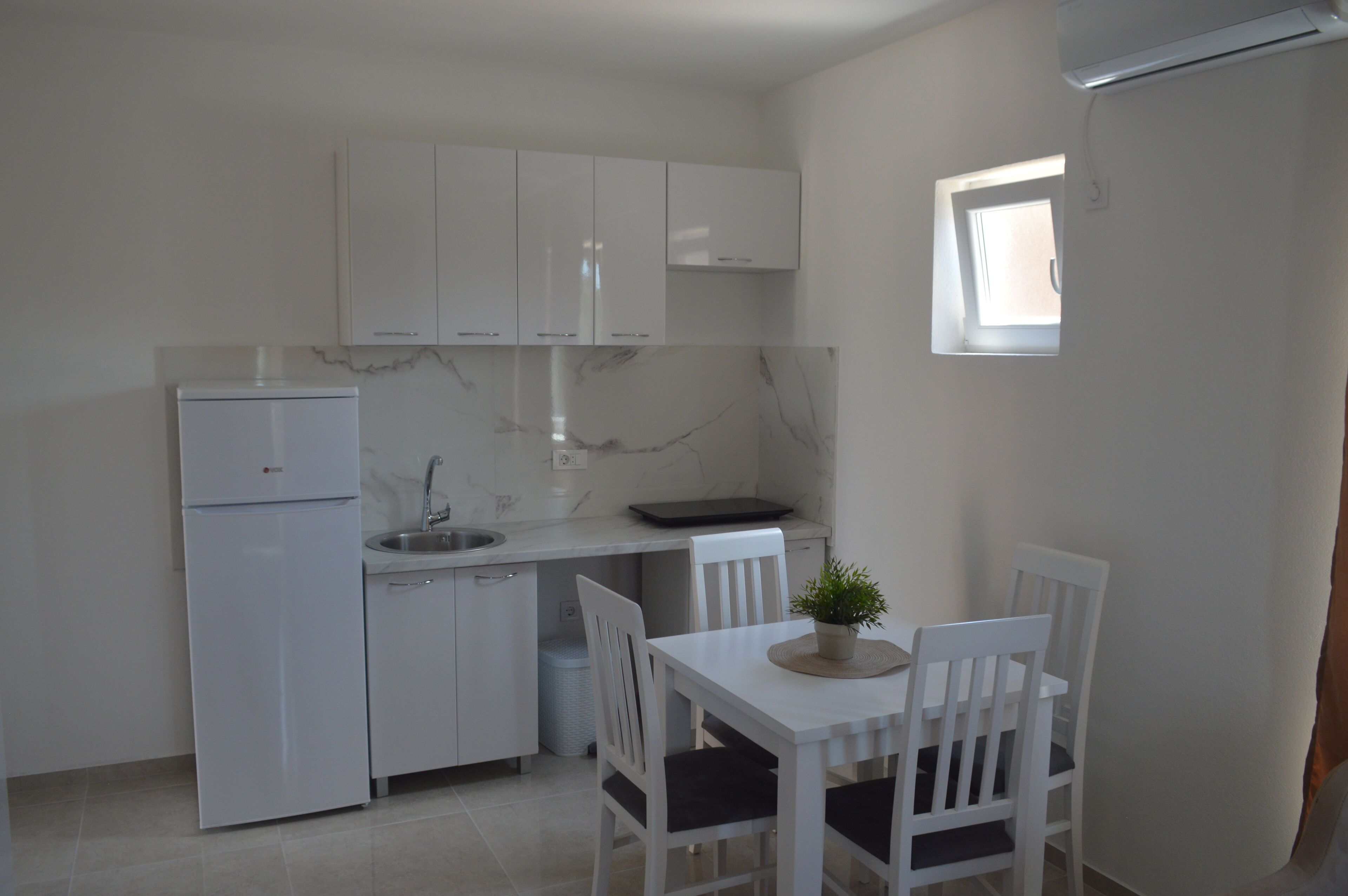 Refrigerador, utensilios de cocina y toallas de papel 