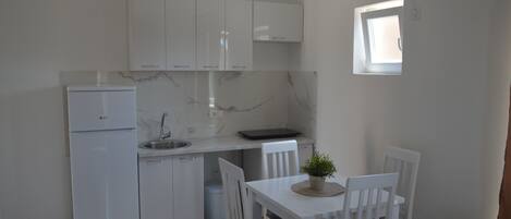 Geladeira, talheres/pratos/utensílios de cozinha, toalhas de papel