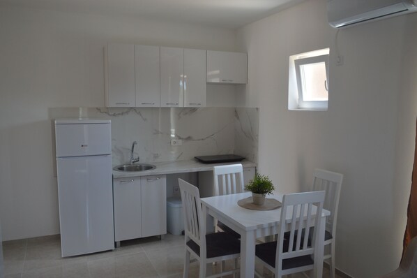 Refrigerador, utensilios de cocina y toallas de papel 