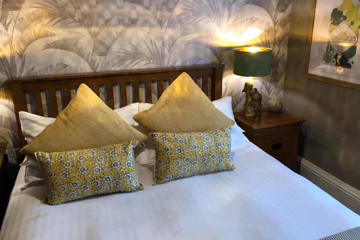 Double Room (Room 4) | Desk, soundproofing, bed sheets