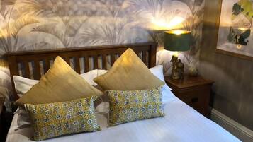 Escritorio, sistema de insonorización y ropa de cama