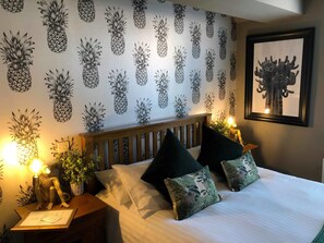 مكتب وتجهيزات عازلة للصوت وملاءات أسرّة