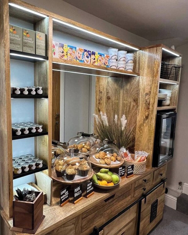 مكتب وتجهيزات عازلة للصوت وملاءات أسرّة