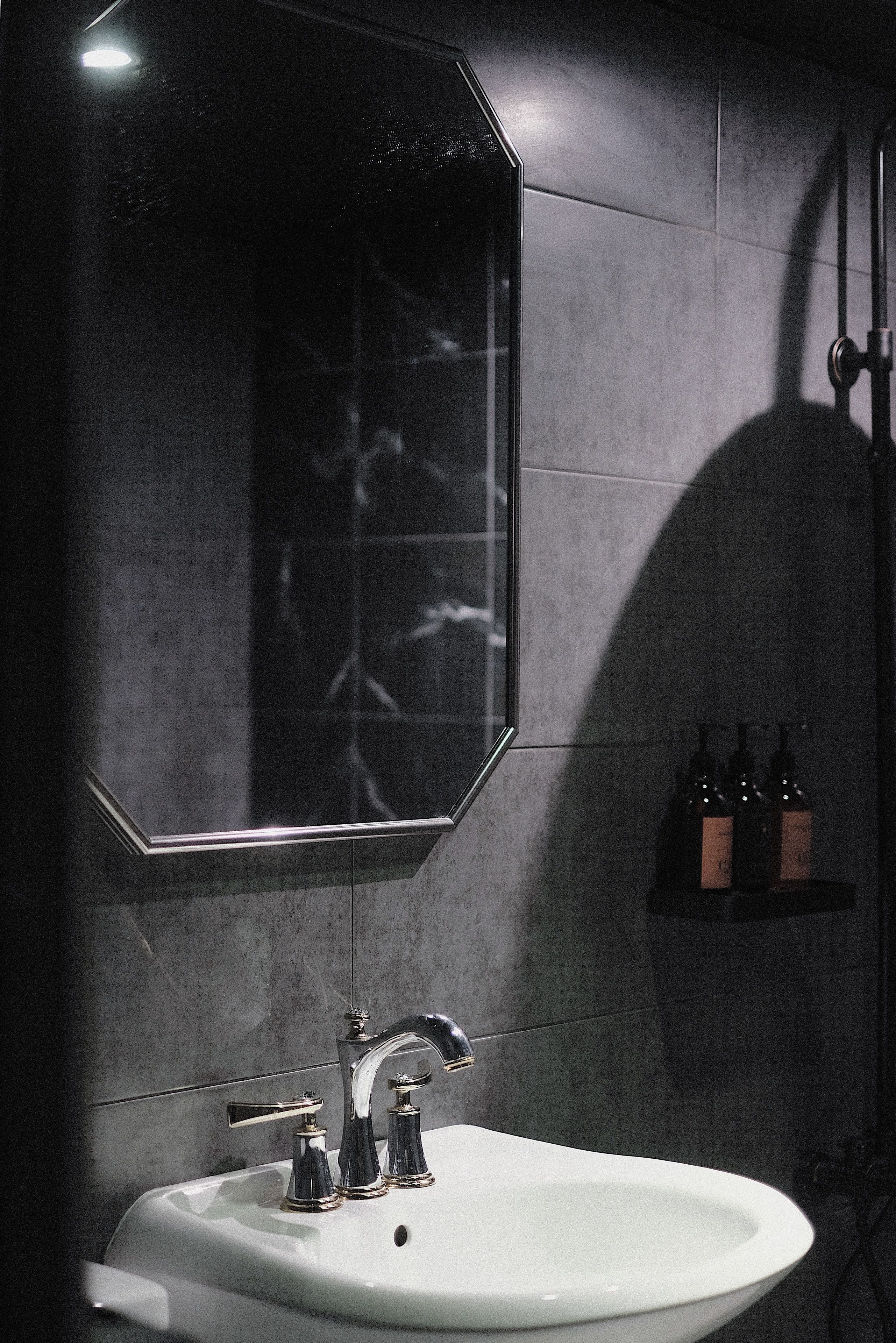 room random assignment (2 person room) | bathroom sink