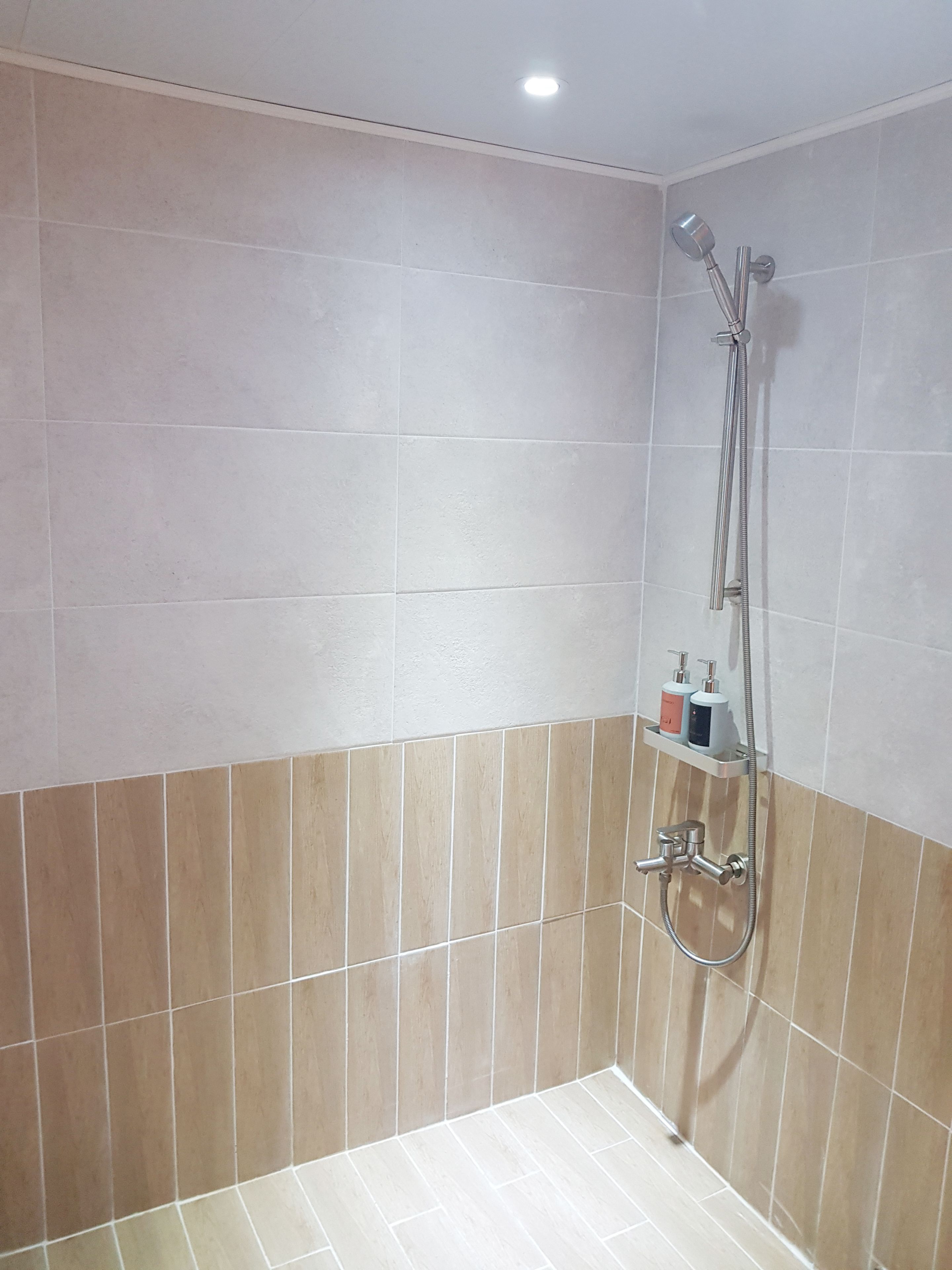 room random assignment (2 person room) | bathroom shower