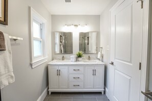 Ensemble douche/baignoire, sèche-cheveux, serviettes fournies, savon