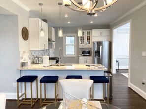 Refrigerador, microondas, horno, placa de cocina