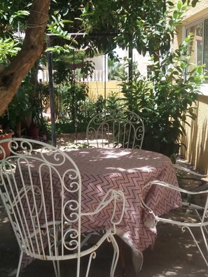 Outdoor dining - Home Sweet Home holiday house (Paphos)