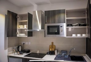 Micro-ondes, batterie de cuisine, vaisselle et ustensiles