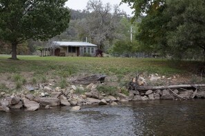 Exterior - Historic Miners Cottage on Howqua River (Howqua)