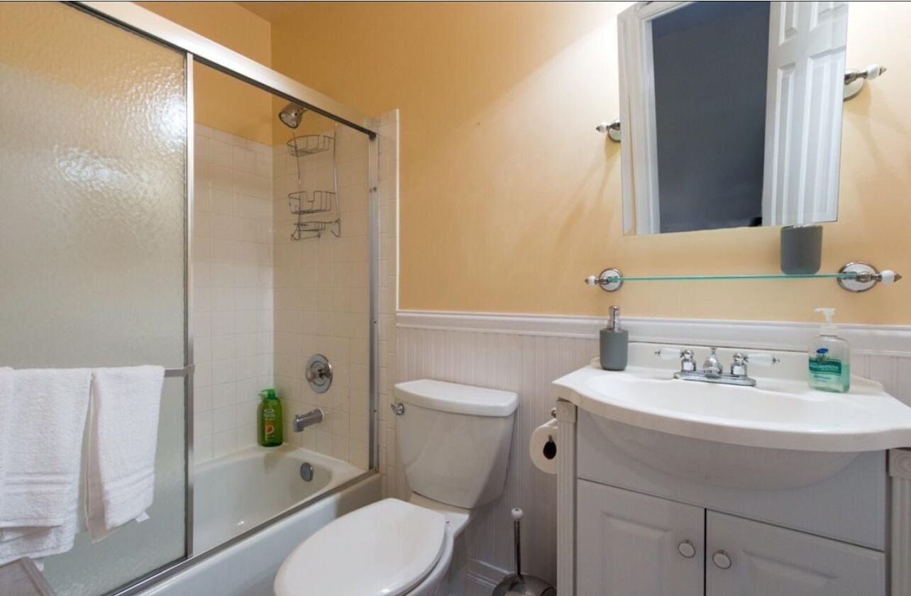 Ducha, bañera de hidromasaje, secador de pelo, toallas