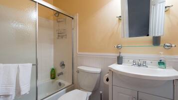 Ducha, bañera de hidromasaje, secador de pelo, toallas