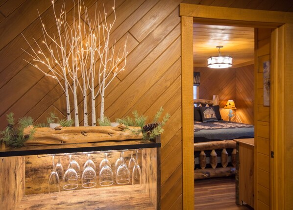 1 bedroom, WiFi, bed sheets - ✧ Mountain Mist- KING bed, game room, A/C - NO CLEANING FEE! (Davis)