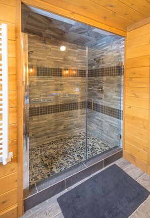 Douche, serviettes fournies, savon, shampoing