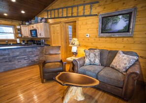 TV a schermo piatto, caminetto, lettore DVD, tavolo da calcetto