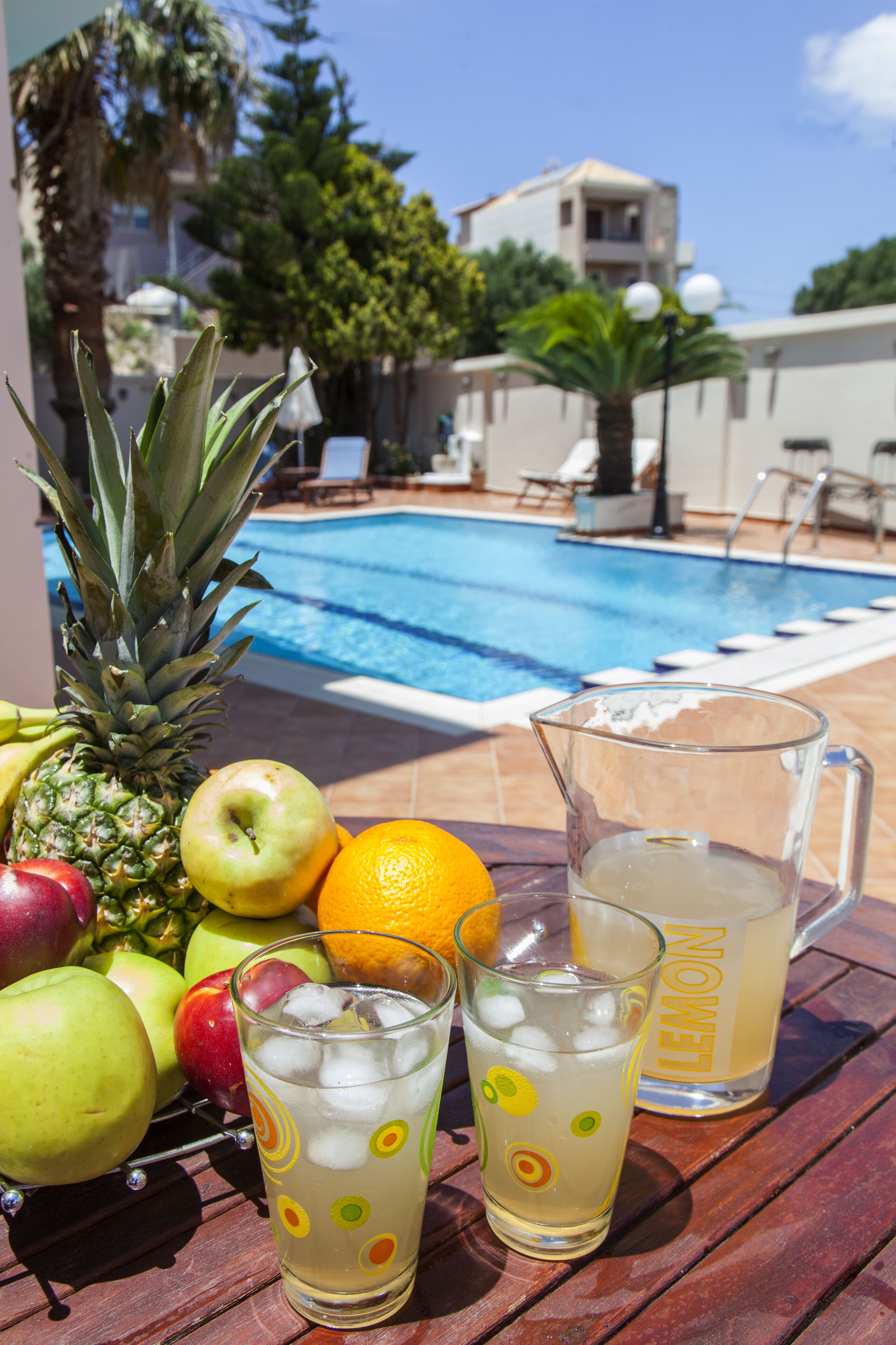Piscine extérieure, chaises longues