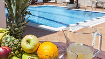 Piscine extérieure, chaises longues