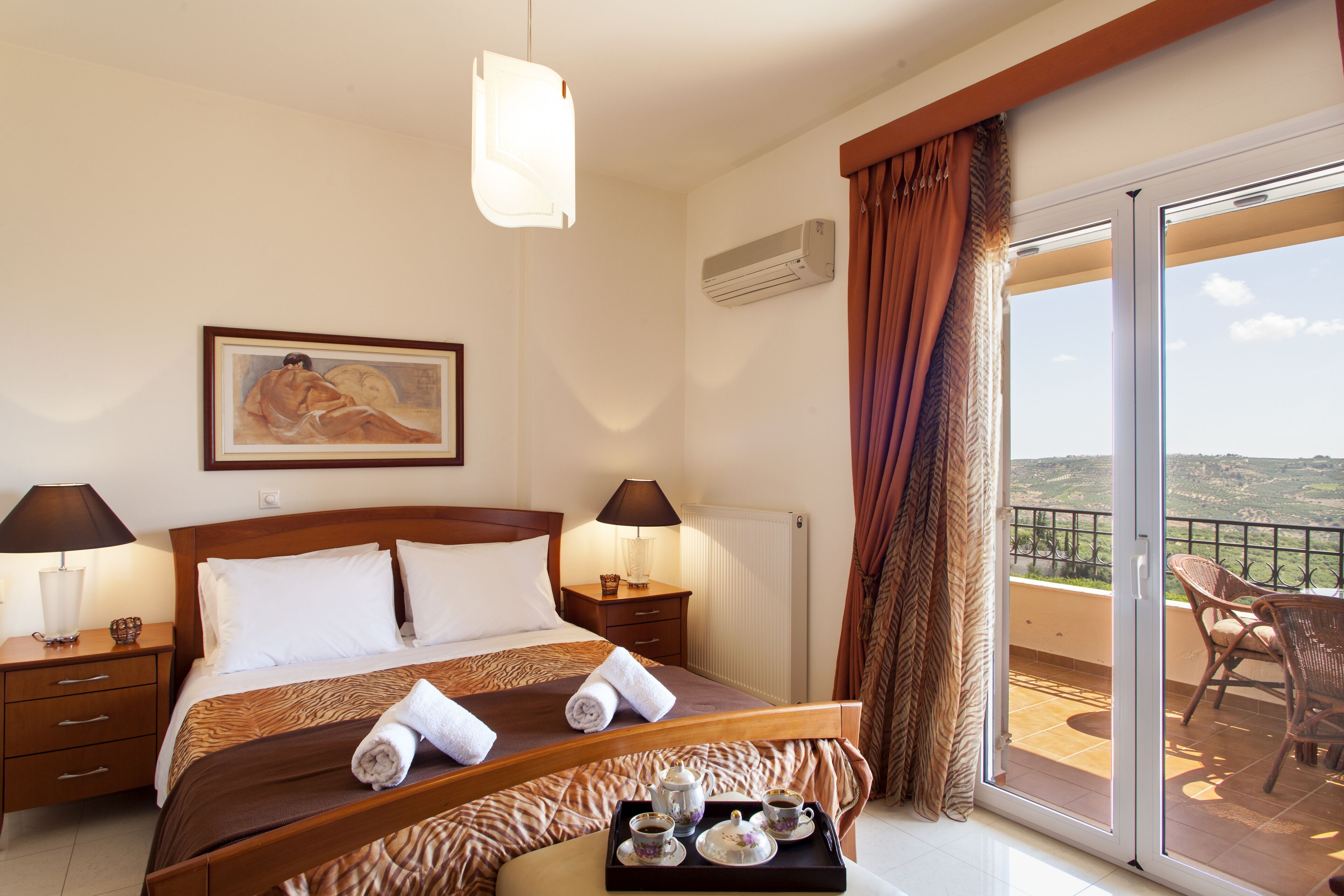 5 Schlafzimmer, Zimmersafe, Schreibtisch, Bügeleisen/Bügelbrett