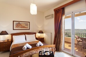 5 間睡房、房內夾萬、書桌、熨斗/熨衫板