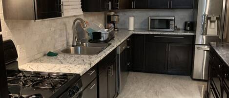 Réfrigérateur, four à micro-ondes, un four, surface de cuisson