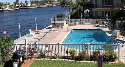 Unsere Eigentumswohnungen sind am Intracoastal und vier Minuten zu Fuß vom Strand entfernt. Genießen !