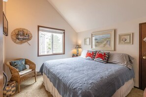 3 habitaciones, escritorio y tabla de planchar con plancha