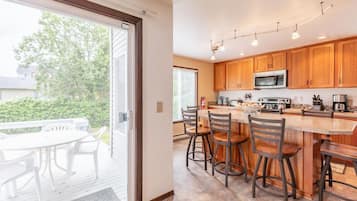 Kylskåp, mikrovågsugn, ugn och spishäll