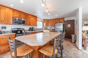 Fridge, microwave, oven, stovetop - Gaea House (Seaside)