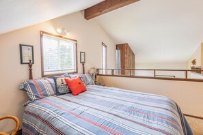 3 bedrooms, desk, iron/ironing board, travel cot
