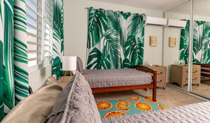 3 habitaciones, escritorio y tabla de planchar con plancha 