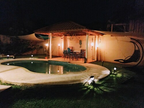 Private Pool and Swim up Bar-Immediately up the hill from Crashboat Beach!