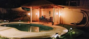 Private Pool and Swim up Bar-Immediately up the hill from Crashboat Beach!