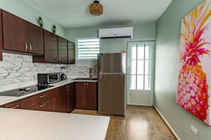 Refrigerador, microondas, parrilla de estufa y cafetera y tetera 