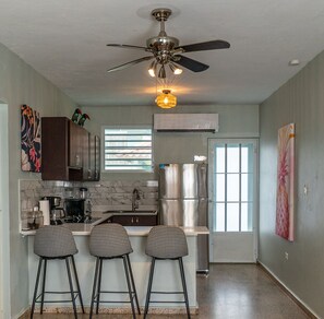 Refrigerador, microondas, parrilla de estufa y cafetera y tetera 