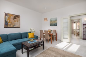 Appartement Classique, balcon | Salle de séjour
