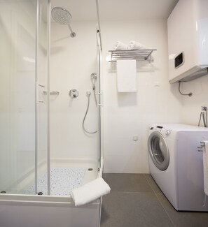 Apartamento, 1 habitación (City center, Garage, Lift) | Baño | Secador de pelo, toallas, jab ón y papel higiénico