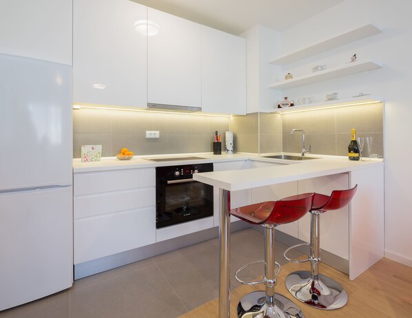 Apartment, 1 Bedroom (City center, Garage, Lift) | Private kitchen | Fridge, oven, stovetop, dishwasher
