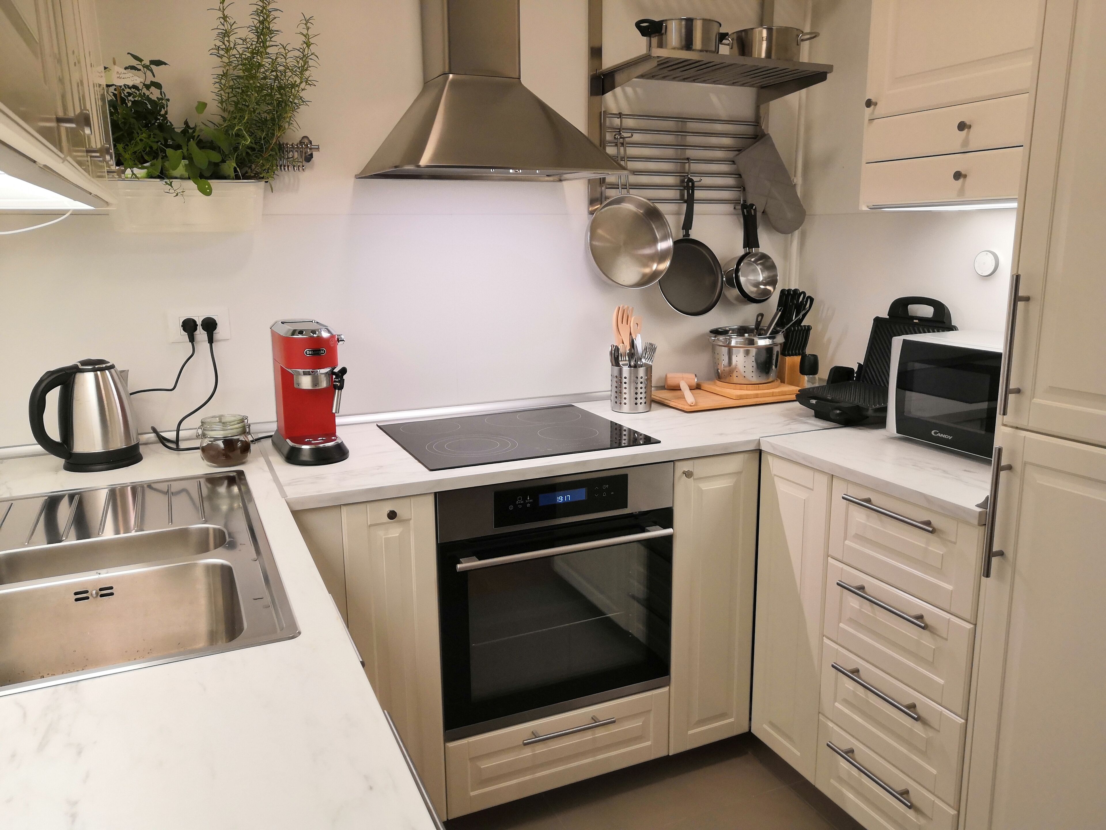 Kylskåp, mikrovågsugn, ugn och spishäll