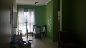 Télévision à écran plat, table de tennis de table, chaîne hi-fi